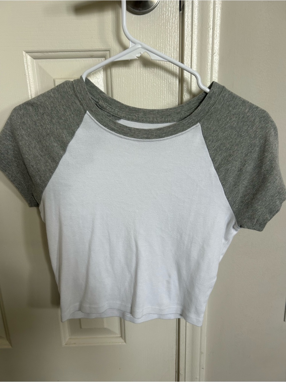 Hollister Women’s White and Gray Raglan Crop Tee